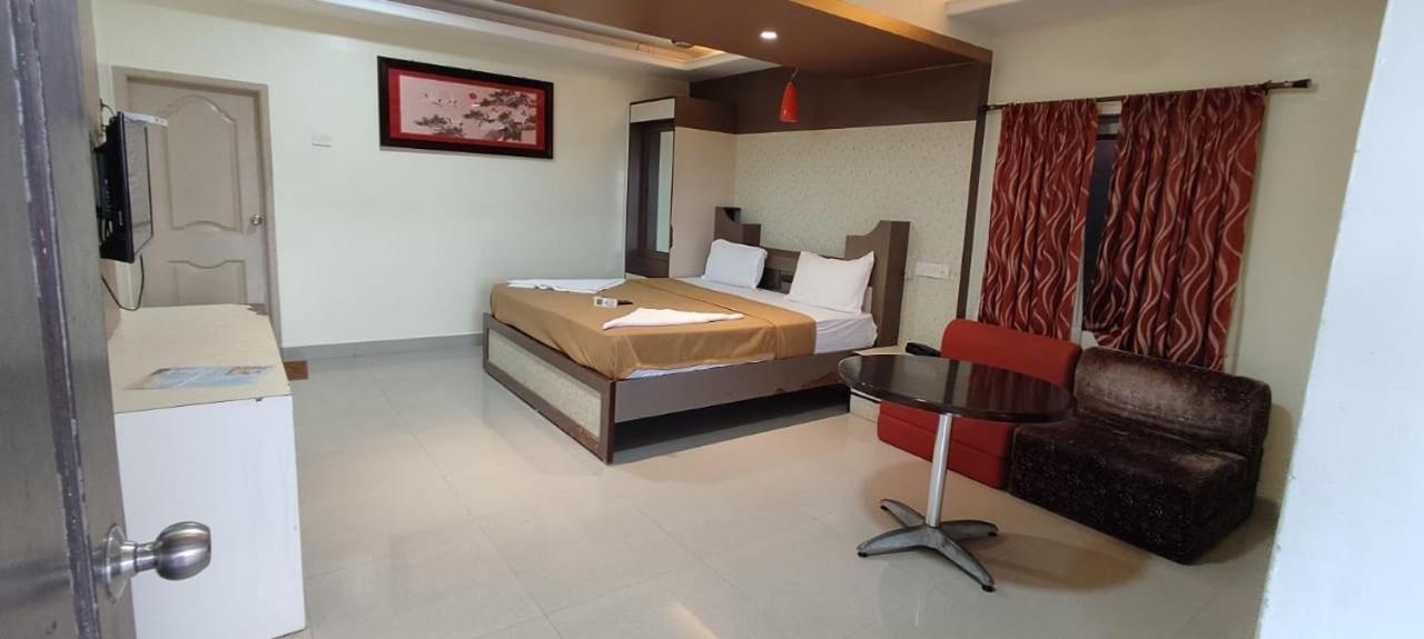 Park Inn Beach Resort Chennai Esterno foto